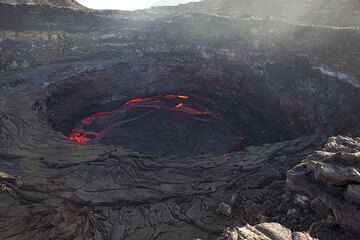 The lava lake inside the south crater (Photo: Tom Pfeiffer)