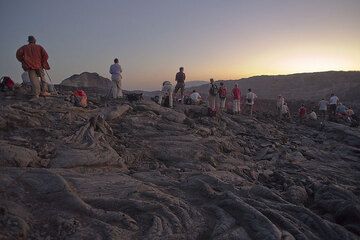 Eine größere Gruppe besucht uns für kurze Zeit am Kraterrand. (Photo: Tom Pfeiffer)