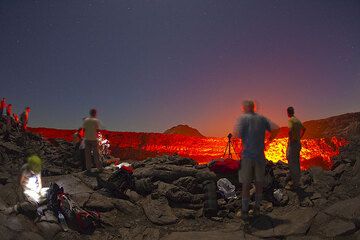 Tourists at the rim of Erta Ale's lava lake at night (Danakil desert, Ethiopia) (Photo: Tom Pfeiffer)