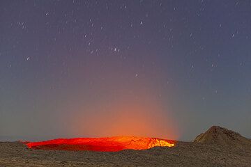 The lava lake at night with rising Orion above it. (Photo: Tom Pfeiffer)