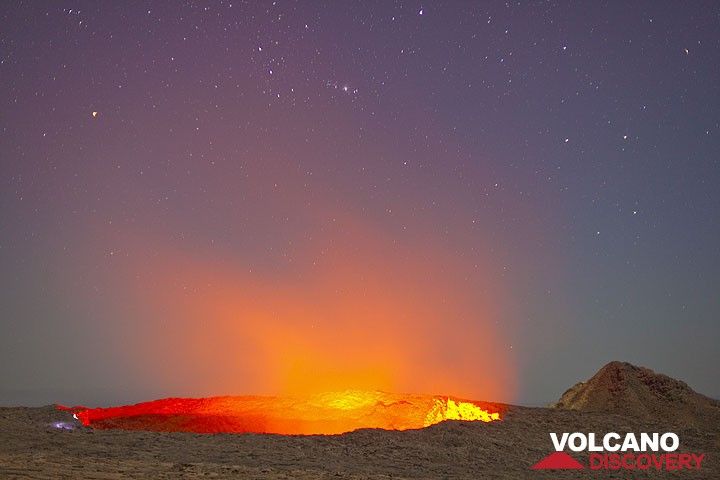 Der Schein der Lava steigt in den Sternenhimmel auf (Photo: Tom Pfeiffer)