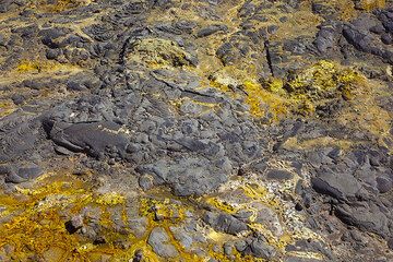 Les anciennes coulées de lave pahoehoe sont recouvertes de dépôts de soufre jaune sur le fond de la caldeira au-dessus du cratère nord. (Photo: Tom Pfeiffer)