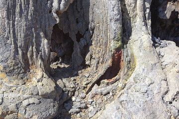 Senkrechte Pfeiler und Miniatur-Lavaröhren bildeten sich durch herunterfließende und langsam wie Teig hinabgleitende Lava von der Spitze des Hornitos. (Photo: Tom Pfeiffer)