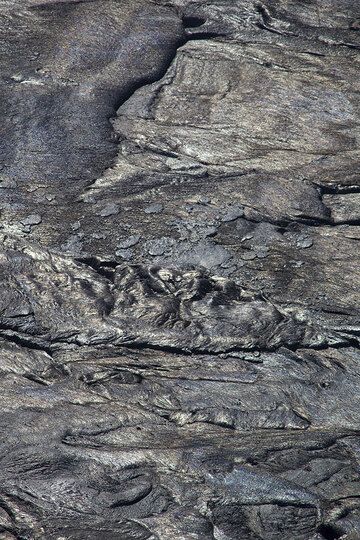 Silvery surface of the lava lake crust (Photo: Tom Pfeiffer)