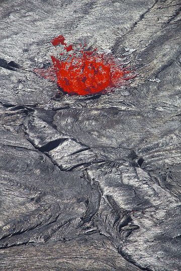 Lava fountain (Photo: Tom Pfeiffer)