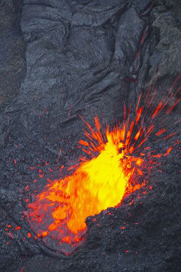 Exploding magma bubbles at the margin of the lake (Photo: Tom Pfeiffer)