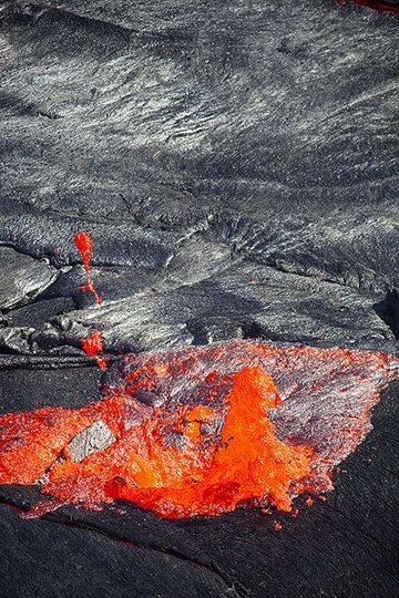 A new lava fountain starts moving towards the north rim. (Photo: Tom Pfeiffer)