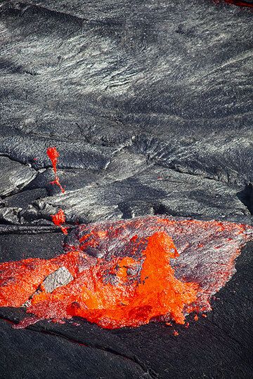 Une nouvelle fontaine de lave commence à se déplacer vers le bord nord. (Photo: Tom Pfeiffer)