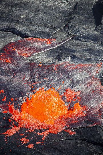 Eine kugelrunde Magmablase in der Fontäne. (Photo: Tom Pfeiffer)