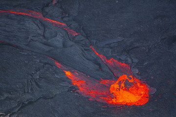 Die Spur einer Fontäne, die sich mit der inneren Strömung des Lavasees nach NW bewegt. (Photo: Tom Pfeiffer)