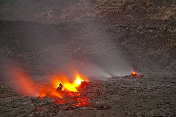 Glow from the active hornitos in the north crater at night. (Photo: Tom Pfeiffer)