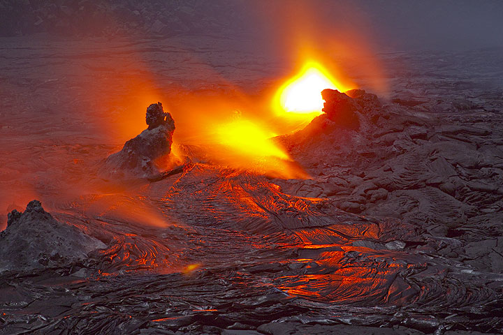 Glowing hornitos in the north crater. (Photo: Tom Pfeiffer)