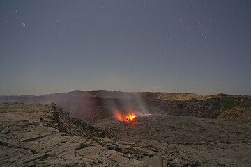 Vista nocturna del cráter norte de Erta Ale a la luz de la luna (Photo: Tom Pfeiffer)