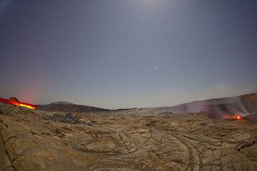 Resplandor del cráter sur (l) y norte (r). (Photo: Tom Pfeiffer)