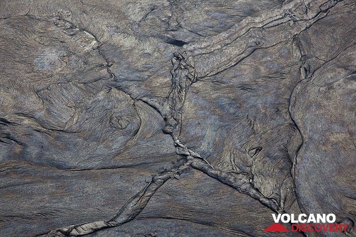 Detail of the lava lake crust. (Photo: Tom Pfeiffer)
