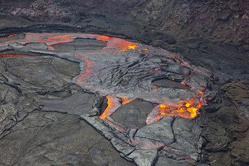 La croûte ne peut plus être soutenue et commence à se briser à l'extrémité ouest du lac, entraînant une succession rapide d'événements spectaculaires de subduction de la croûte. (Photo: Tom Pfeiffer)