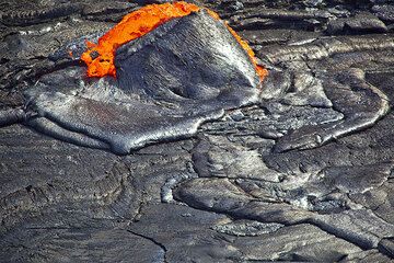 Eine riesige runde Gasblase steigt plötzlich am südlichen Seeufer empor. (Photo: Tom Pfeiffer)