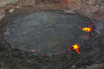 While the lake starts to overflow on the western and northen rims, the crust starts to crack open. (Photo: Tom Pfeiffer)