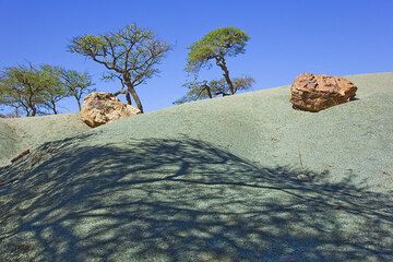 Green weathered sandstone in the Geralta mountains in northern Ethiopia. (Photo: Tom Pfeiffer)