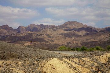 Les restes d'un volcan érodé dans le désert (Photo: Tom Pfeiffer)