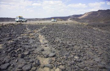 We "climb" the axis of the rift zone near Logia. Behind is the Danakil... (Photo: Tom Pfeiffer)