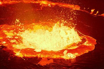 Una fuente de lava brillante por la noche (Photo: Tom Pfeiffer)