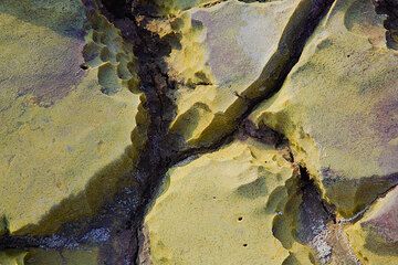Les processus de solution érodent les canyons miniatures pointus en sel solide. (Photo: Tom Pfeiffer)