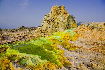 Green and yellow ponds beneath a prominent hot spring at Dallol (Photo: Tom Pfeiffer)