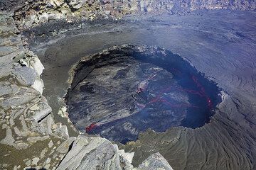 The lava lake seen from above (Photo: Tom Pfeiffer)