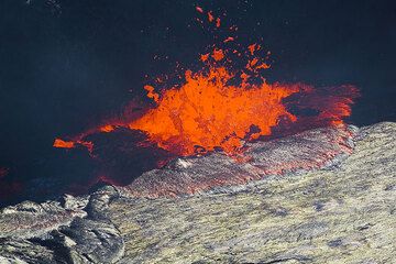 Lava fountain at the rim of the lake (Photo: Tom Pfeiffer)
