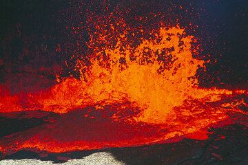 The lava fountains can reach up to 10-15 meter height sometimes. (Photo: Tom Pfeiffer)