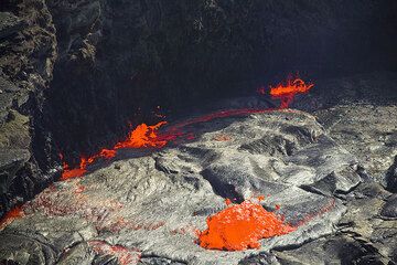Small fountains breaking through the thin, silvery crust of the lava lake. (Photo: Tom Pfeiffer)