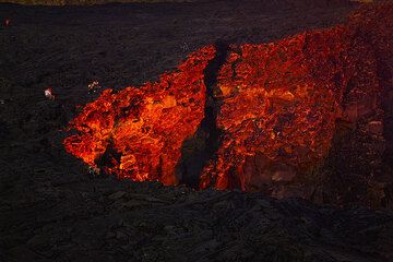 Je dunkler es wird, desto eindrucksvoller wird das Glühen der Lava. Nach und nach versammelt sich unsere Gruppe am Kraterrand für ungezählte Stunden des Beobachtens und Genießens. (Photo: Tom Pfeiffer)