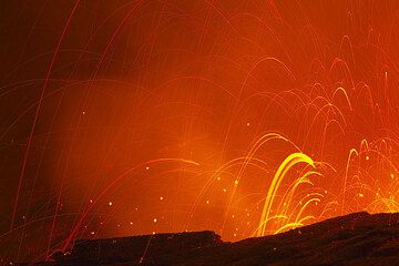 Starke Fontänenaktivität am nördlichen Lavaseerand schleudert Schlacken hoch über die untere Kraterkante hinaus. Viele Lavafetzen landen sogar außerhalb des Pitkraters. (Photo: Tom Pfeiffer)