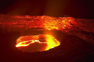Die meisten gehen zum westlichen Kraterrand, um das außergewöhnliche Schauspiel zu beobachten. (Photo: Tom Pfeiffer)