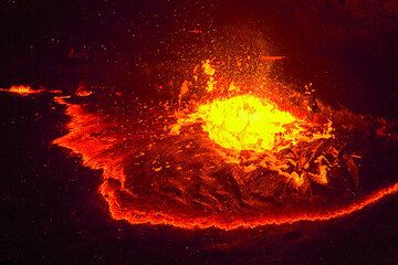 Night-time lava fountain at the rim of the lake (Photo: Tom Pfeiffer)