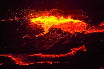 Red lava patterns and the fountain at the lakeshore (Photo: Tom Pfeiffer)