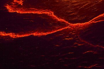 Patrones nocturnos en la superficie del lago de lava. (Photo: Tom Pfeiffer)