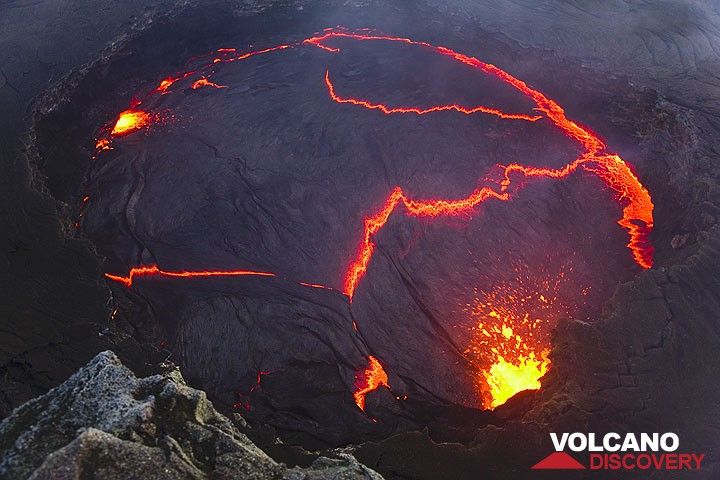 Spattering from the western margin of the lava lake. (Photo: Tom Pfeiffer)