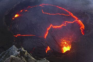 Spattering from the western margin of the lava lake. (Photo: Tom Pfeiffer)