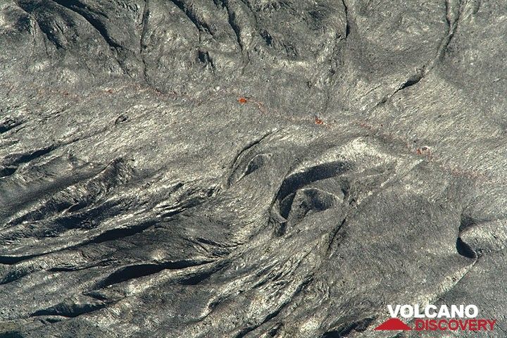 Folds created by "tectonic" movements of the relatively thick, but still plastically deforming crust of the lava lake (Photo: Tom Pfeiffer)