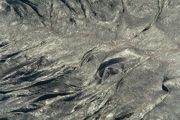 Plis créés par les mouvements « tectoniques » de la croûte relativement épaisse, mais toujours plastiquement déformante, du lac de lave (Photo: Tom Pfeiffer)