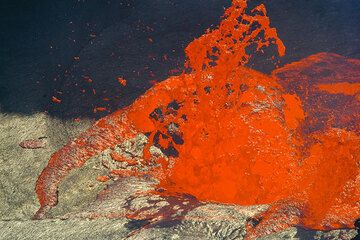 A lava fountain and pieces of crust around sinking into the lava lake (Photo: Tom Pfeiffer)