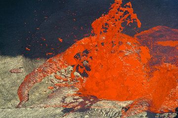 Une fontaine de lave et des morceaux de croûte s'enfonçant dans le lac de lave (Photo: Tom Pfeiffer)