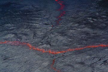 Abstrakte Muster auf der Oberfläche des Lavasees (Photo: Tom Pfeiffer)