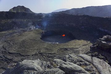 The typical activity of the lava lake with a stable fountain on its western rim. (Photo: Tom Pfeiffer)