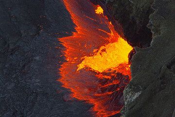 Lava sloshing out from the margin of the lake (Photo: Tom Pfeiffer)