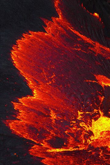 Sloshing lava onto the crust of the lava lake (Photo: Tom Pfeiffer)