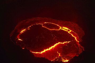 The lava lake of Erta Ale at night (Photo: Tom Pfeiffer)