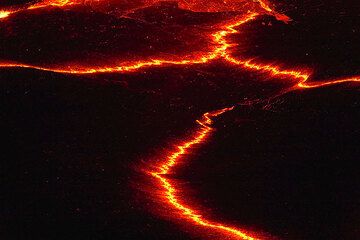 Rifts between plates of the crust of the lava lake (Photo: Tom Pfeiffer)